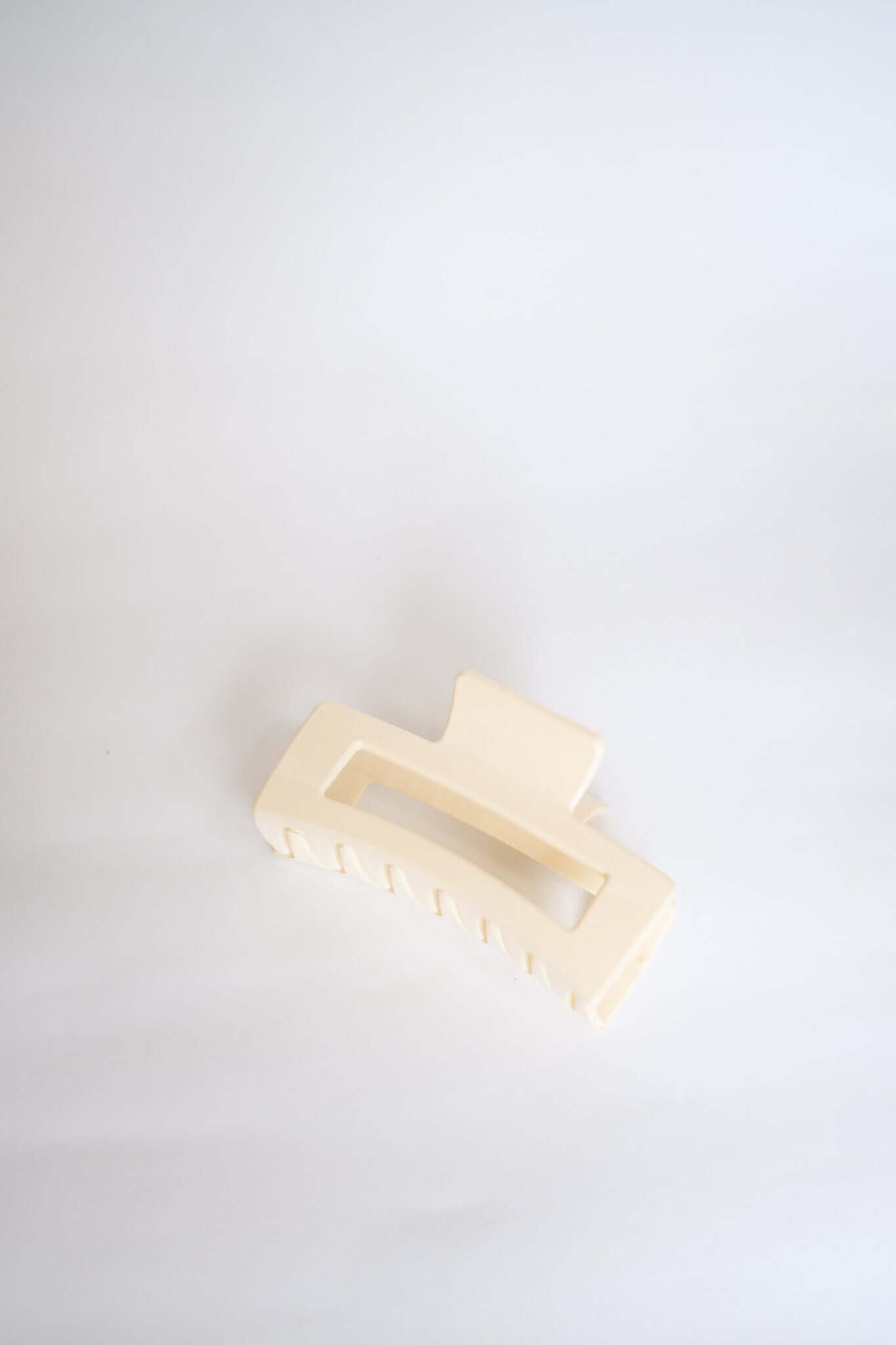 CLAW HAIR CLIP - MILKY WHITE by Black Salt Co Sale - Shop at Black Salt Co