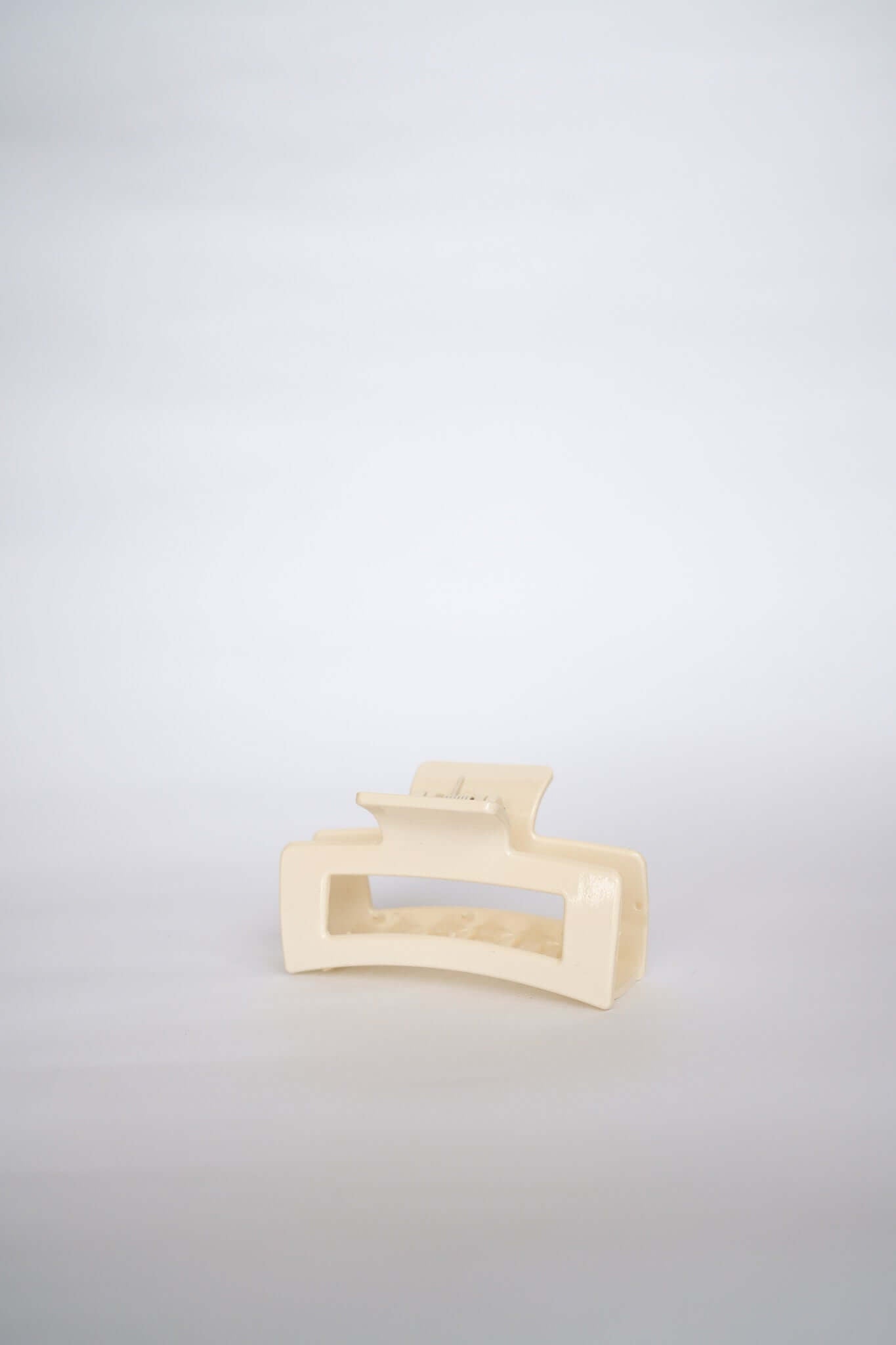 CLAW HAIR CLIP - MILKY WHITE by Black Salt Co Sale - Shop at Black Salt Co