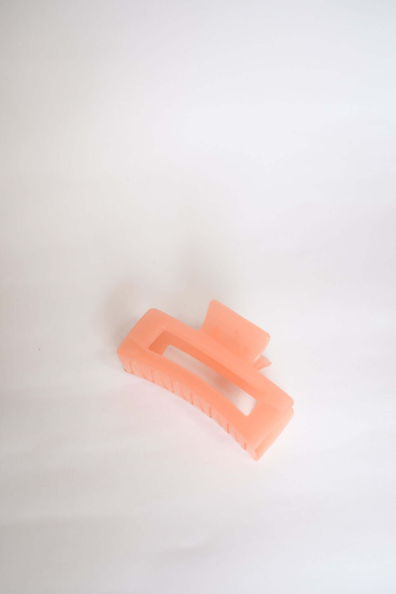 CLAW HAIR CLIP - PEACH by Black Salt Co Sale - Shop at Black Salt Co