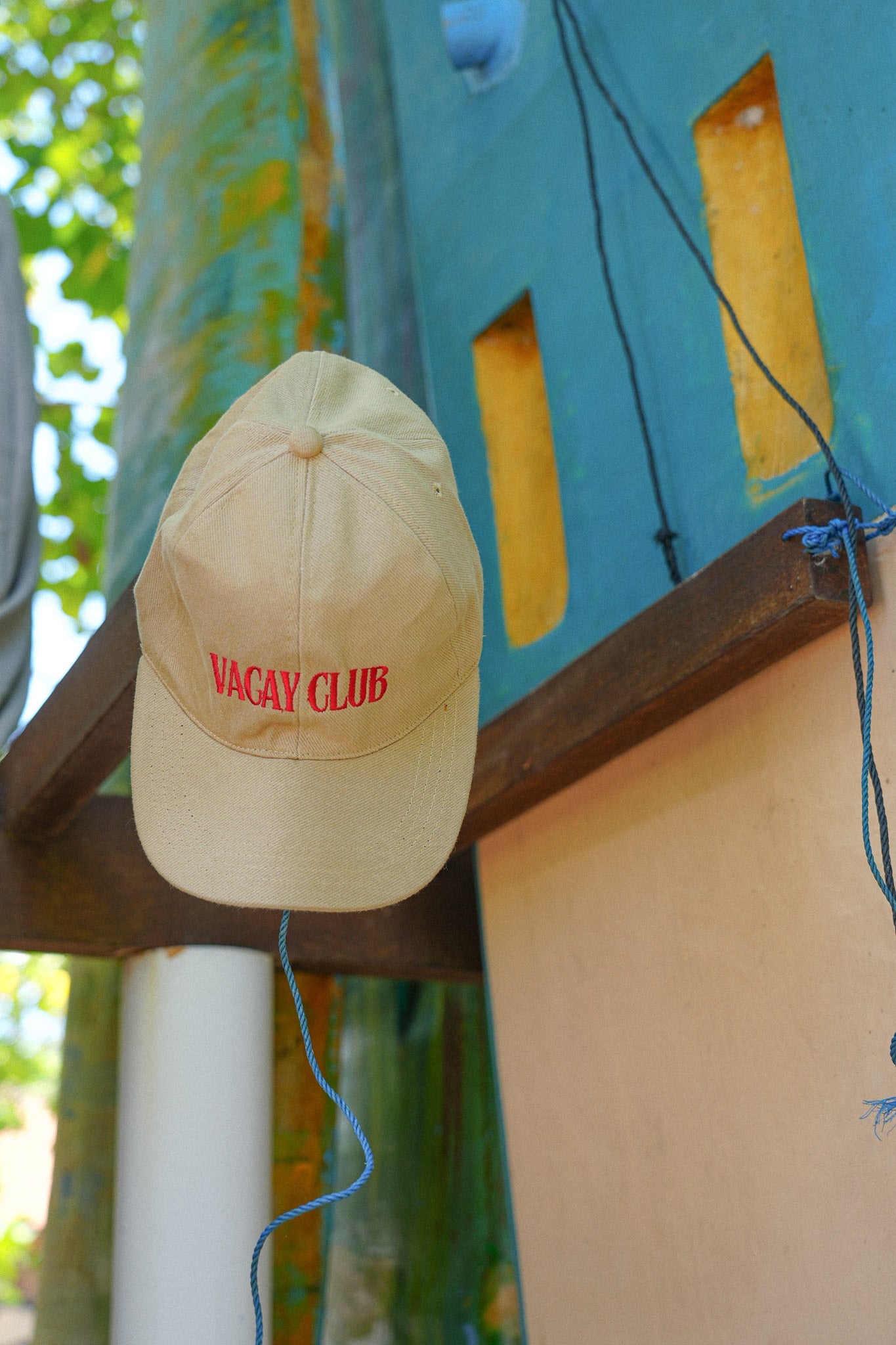 HIBISCUS 'VACAY CLUB' CAP